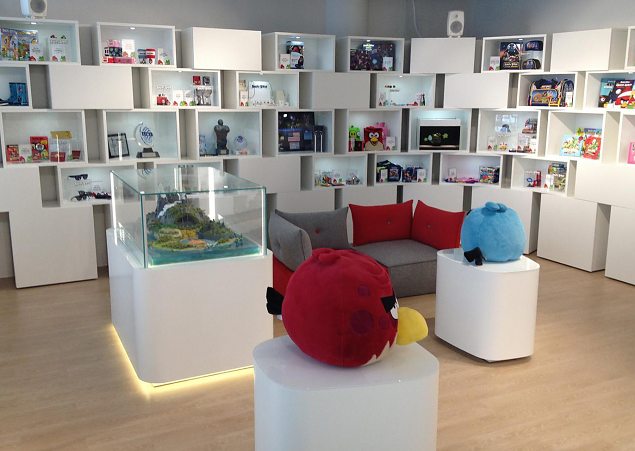  Rovio myymälän kalusteet